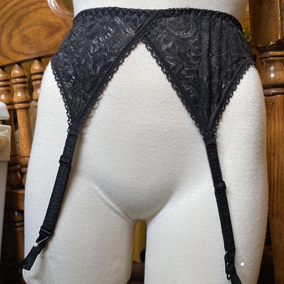 Vogue garter belt. - Picture 3 of 6